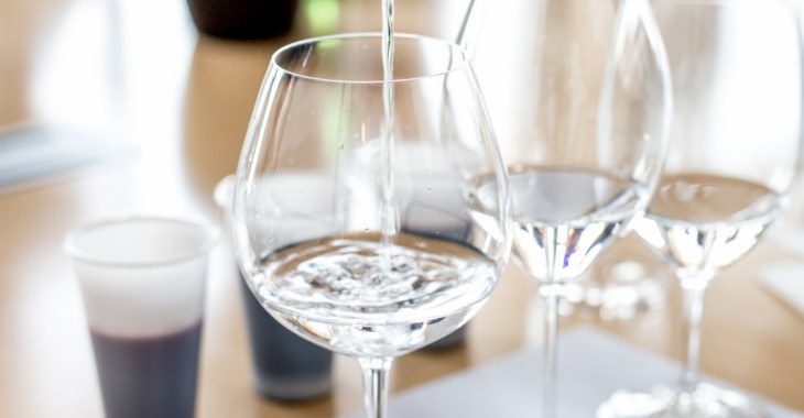 Czy kształt kieliszka może mieć wpływ na smak wina i wody?