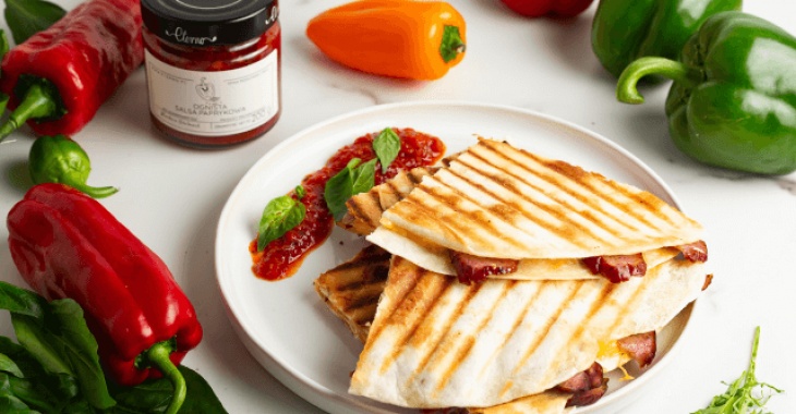 Quesadilla z serem cheddar i kiełbasą