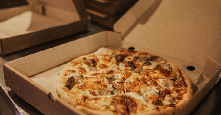 Opakowania na pizzę – co warto o nich wiedzieć? Opakowania na pizzę – co warto o nich wiedzieć?