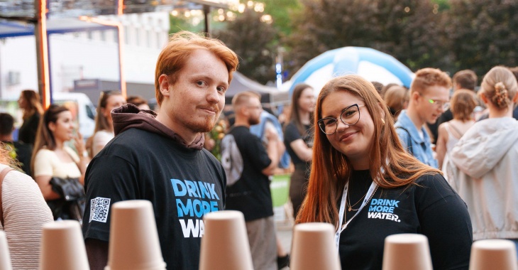 Kampania „Drink More Water” promuje odpowiedzialne podejście do zabawy Kampania „Drink More Water” promuje odpowiedzialne podejście do zabawy