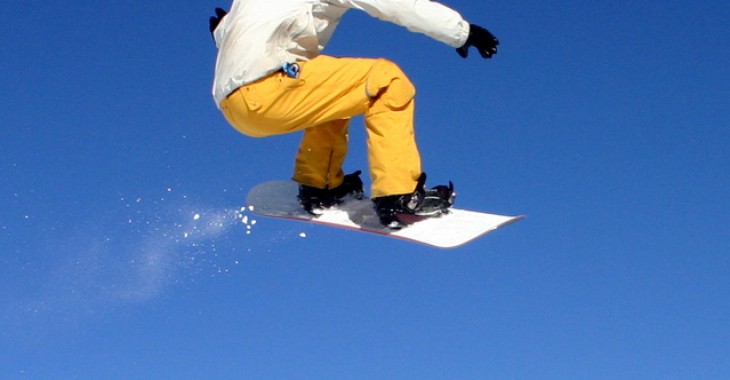 Na snowbordzie nad skrzynkami z cydrem Na snowbordzie nad skrzynkami z cydrem