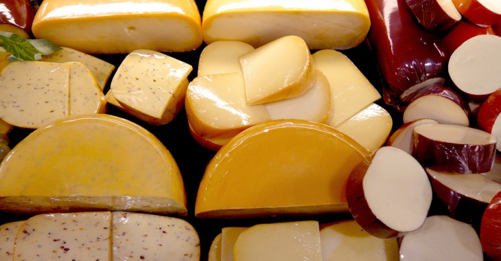 Czy oznaczenie sera żółtego jako niezawierającego laktozy jest prawidłowe?