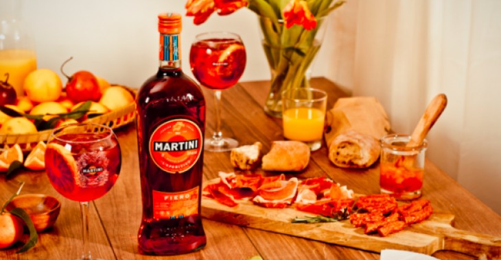 Wermut Martini Fiero Nowy włoski smak lata z czerwoną pomarańczą