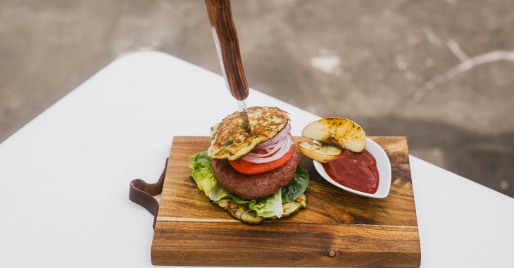 Burger czy sałatka? – Polacy coraz chętniej eliminują mięso z diety Burger czy sałatka? – Polacy coraz chętniej eliminują mięso z diety