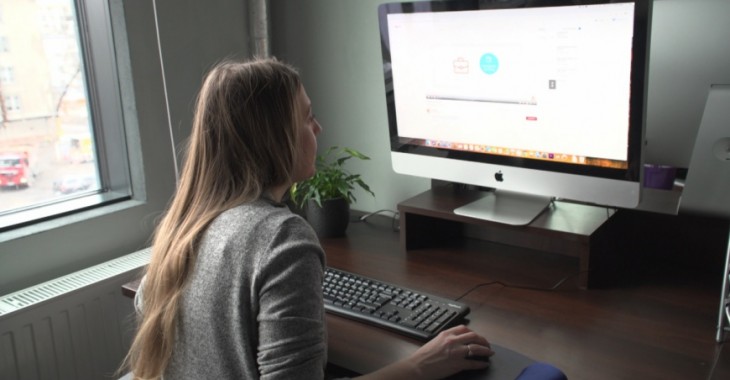 Sprzedaż bezpośrednia przechodzi w całości do internetu. Branża walczy też z nieuczciwymi sprzedawcami, którzy chcą zarobić na koronawirusie Sprzedaż bezpośrednia przechodzi w całości do internetu. Branża walczy też z nieuczciwymi sprzedawcami, którzy chcą zarobić na koronawirusie
