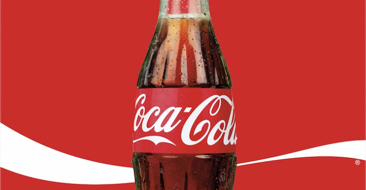 Toast za nowe otwarcie! W ramach kampanii #OtwarciJakNigdy Coca-Cola rozdaje butelki kultowego napoju.