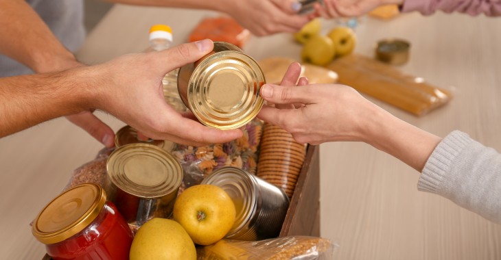 Kaufland zachęca klientów do pomocy potrzebującym – świąteczne zbiórki żywności w sklepach sieci