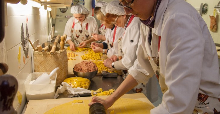 Sprawdzamy świąteczne przysmaki z Emilia Romania i podajemy przepis na tradycyjne tortellini bolognesi! Sprawdzamy świąteczne przysmaki z Emilia Romania i podajemy przepis na tradycyjne tortellini bolognesi!