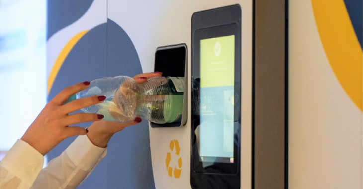 Butelka za butelkę – zbiórka plastiku od konsumentów na wyciągnięcie ręki Butelka za butelkę – zbiórka plastiku od konsumentów na wyciągnięcie ręki